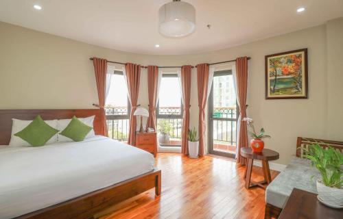 岘港岘港绿色生态精品酒店的一间卧室设有一张床和一些窗户。