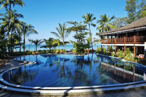 额布里桑德威度假酒店的度假村前的大型游泳池