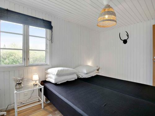 Kirke-HyllingeNewly Renovated Cottage With Love And Soul的一间卧室配有一张带两个枕头的床