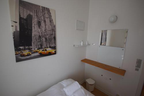 艾特韦Egtved Hotel的一张黄色出租车照片的卧室