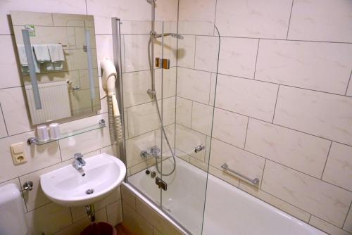 格斯韦因斯泰因苏木洛文宾馆的带淋浴、盥洗盆和浴缸的浴室