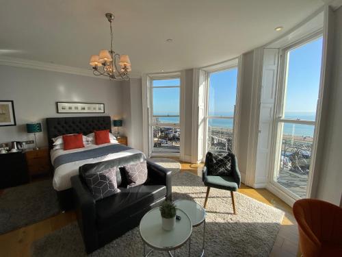 布莱顿霍夫看得见风景的房间酒店的一间卧室配有一张床、一张沙发和窗户。
