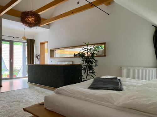 索尔陶Atelier Tiedemann的一间卧室配有一张大床和植物