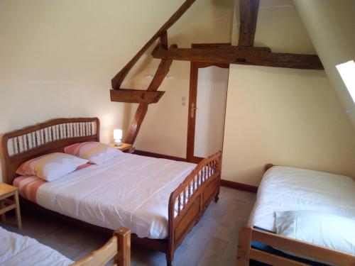 Artannes-sur-IndreGITE LA GRANDE AVALOUX的木梁客房 - 带两张单人床
