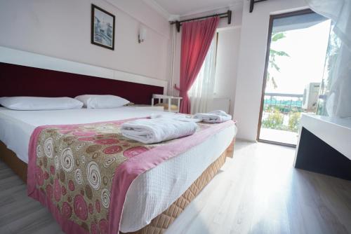 帕莫卡莱Halıcı Hotel Resort & SPA的酒店客房设有一张床和一个大窗户
