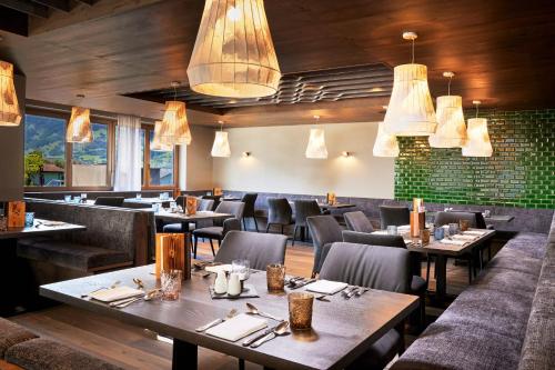 卡普伦SOULSISTERS' Hotel的用餐室配有桌椅和吊灯。