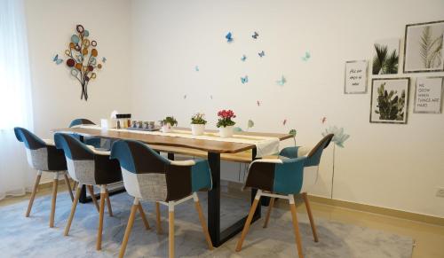 法兰肯塔尔Mein Apartment Flowers mit Kamin, bis 10 Personen的一间带桌椅的用餐室