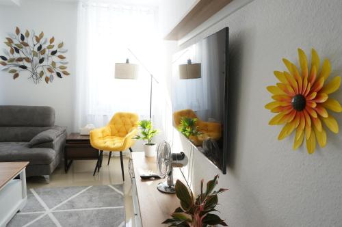 法兰肯塔尔Mein Apartment Flowers mit Kamin, bis 10 Personen的客厅配有镜子和黄色椅子