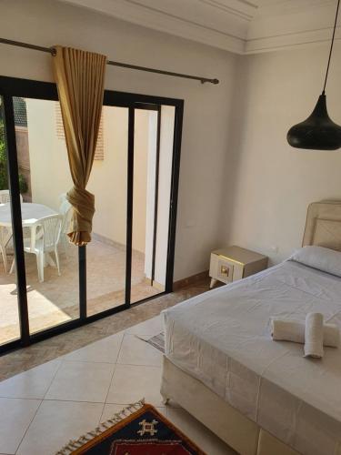 塔鲁丹特Superbe villa avec piscine privée的一间卧室配有一张床,享有庭院的景色