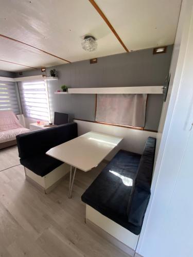 林古泽塔Bungalow confortable proche de la mer的一个带桌子和沙发的小客厅