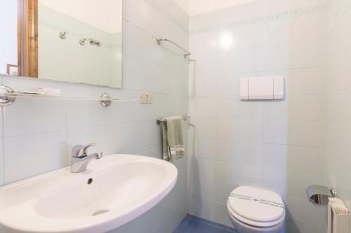 佛罗伦萨佛罗伦萨瓦尔德瑟旅馆的白色的浴室设有水槽和卫生间。