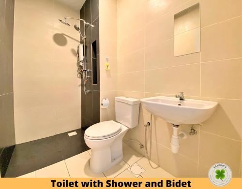 八打灵再也Pacific Tower Petaling Jaya By Shamrock的浴室配有盥洗盆以及带淋浴和坐浴盆的卫生间。
