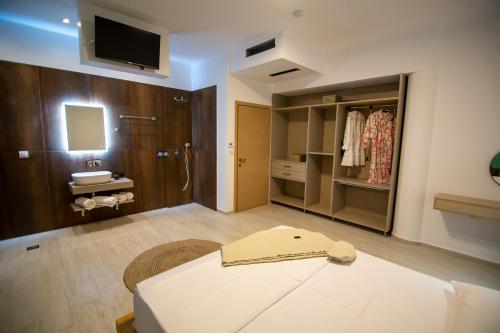 普雷韦扎Elea resort的客房设有一张床和一间带水槽的浴室