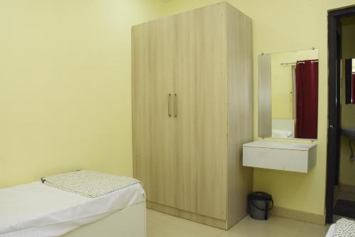 海得拉巴SWEET HOMES的一间卧室配有木制橱柜和镜子