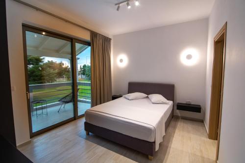 普雷韦扎Elea resort的一间卧室设有一张床和一个大窗户