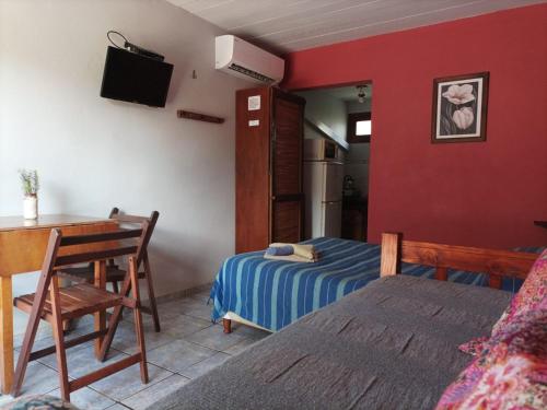 阿加斯杜尔斯阿瓜杜尔科斯特拉萨斯公寓式酒店的一间卧室配有一张床、一张桌子和一张桌子