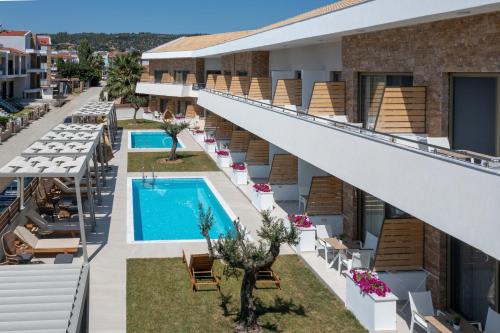 尼基季Imagine Luxury Suites的享有酒店外的游泳池景色