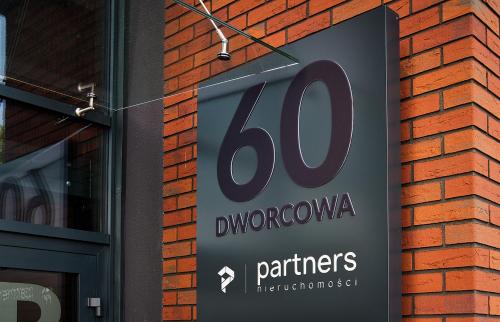 格利维采Apartamenty Dworcowa 60的建筑物一侧的标志