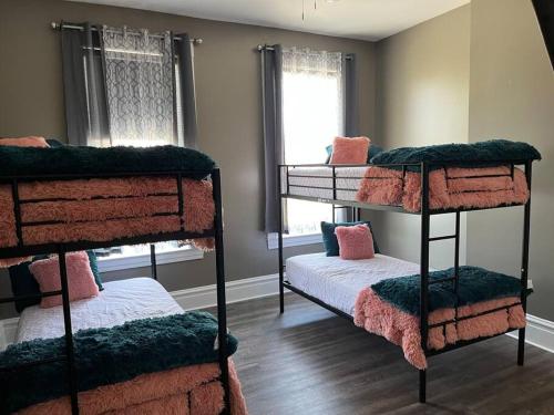 圣路易斯Old North Shanty的客房设有四张双层床和窗户。