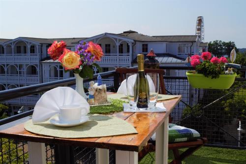 奥斯赛拜-塞林Fewo STRANDPERLE-Fam.Kunkel的阳台上的桌子和一瓶葡萄酒
