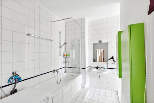 弗里德贝格Like King Friedrich - Kicker - Parking - Kitchen的带浴缸和盥洗盆的浴室