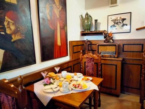 捷克布杰约维采拉克斯酒店的用餐室配有餐桌和食物