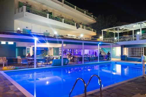 奈德里Tropicana Inn的和酒店一起在晚上使用游泳池
