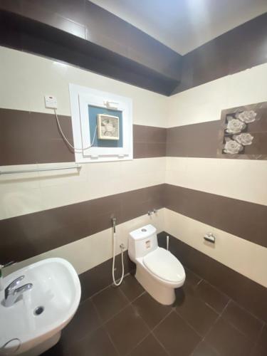 Umm al ‘AmadSHAIKHA villa的浴室配有白色卫生间和盥洗盆。