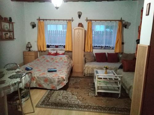 Nagyvisnyó贝克茨公寓的一间卧室配有一张床和一张沙发