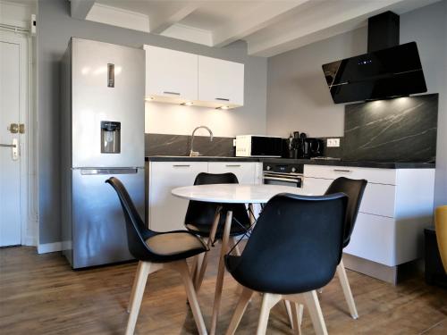 欧里亚克Appartement moderne entièrement rénové的一间厨房,里面配有桌椅