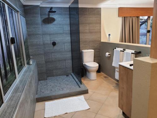 内尔斯普雷特Bikkurim Inn的带淋浴、卫生间和盥洗盆的浴室
