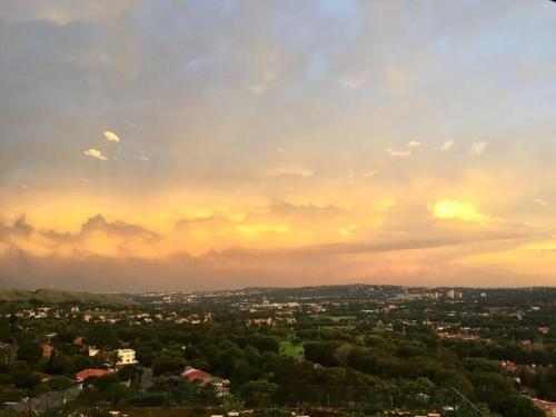 约翰内斯堡Views for Africa的天空阴云下的城市景观