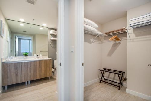 迈阿密Nomada Destination Residences - Quadro的一间带水槽和镜子的浴室