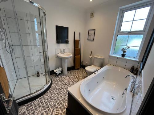 巴恩斯利Contemporary & Chic inner terrace 5 mins from Barnsley town centre的带浴缸、卫生间和盥洗盆的浴室