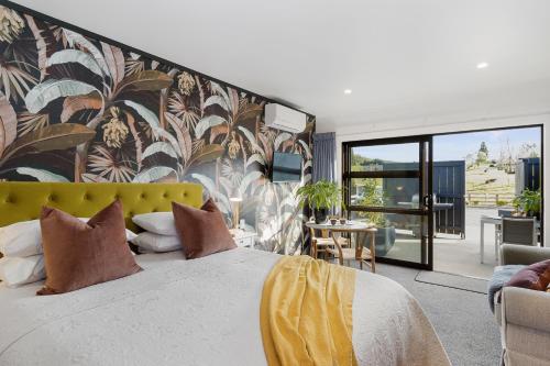 玛塔玛塔Matamata Lodge的一间卧室配有一张带黄色床头板的大床