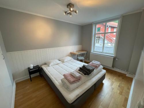 孔艾尔夫Fint, gratis parkering, med 20 min till Göteborg C的一间卧室配有一张带白色床单的床和一扇窗户。
