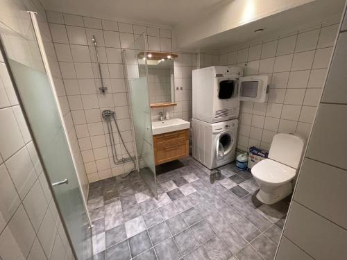 孔艾尔夫Fint, gratis parkering, med 20 min till Göteborg C的一间带卫生间、水槽和一台洗衣机的浴室