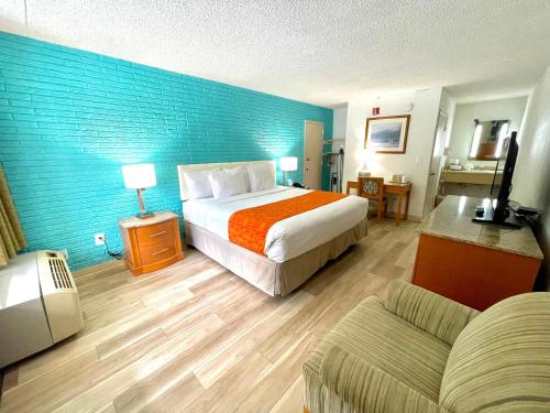 阿布西肯Howard Johnson by Wyndham Galloway Atlantic City Area的酒店客房,配有床和沙发