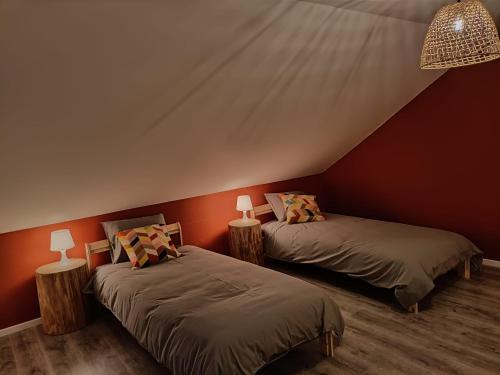 巴斯托涅Gîte 28 court的一间帐篷内带两张床的卧室