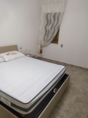 托雷拉皮罗VILLA AURORA 2的一张位于带白色床垫的房间内的床铺