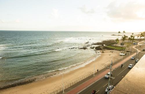 萨尔瓦多Rede Andrade Ondina Salvador的享有海滩和大海的景色。