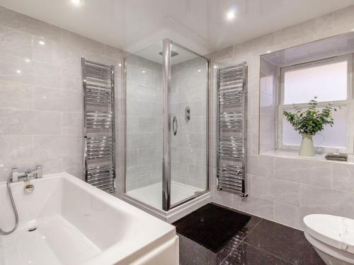 斯坦厄普Queen Victoria Suite的带淋浴、浴缸和盥洗盆的浴室