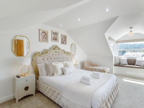 斯坦厄普Queen Elizabeth Suite的白色的卧室设有一张大床和一个窗户