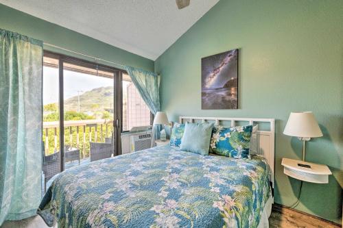 利胡埃Ocean-View Condo Less Than Half Mile to Kalapaki Beach!的一间卧室设有一张床和一个美景窗户。