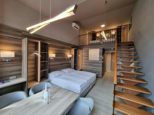 卡丹Apartmány Etenia的一间卧室设有一张床和一个螺旋楼梯