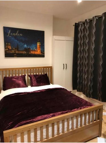 剑桥Cambridge City Mill的一间卧室配有一张带紫色枕头的大床