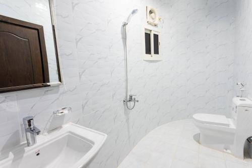 塔伊夫سوار للوحدات السكنية的白色的浴室设有水槽和卫生间。