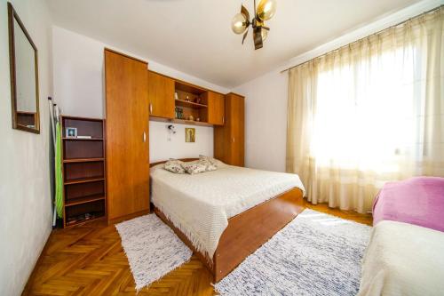 波斯蒂拉Apartments with a parking space Postira, Brac - 742的一间卧室设有一张床和一个窗口