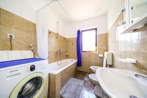 波斯蒂拉Apartments with a parking space Postira, Brac - 742的一间带洗衣机和洗衣机的浴室。