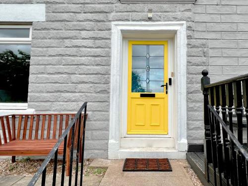 爱丁堡Roost Hill Guest House - Free Parking的房屋上带长凳的黄色门